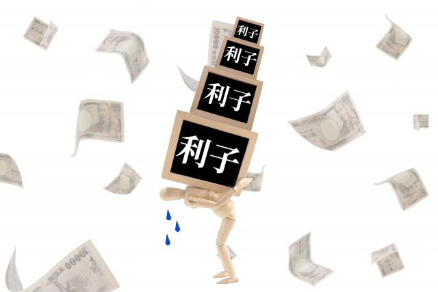 お金を手に頭を抱える。茨木市で債務整理の無料相談が弁護士にできます
